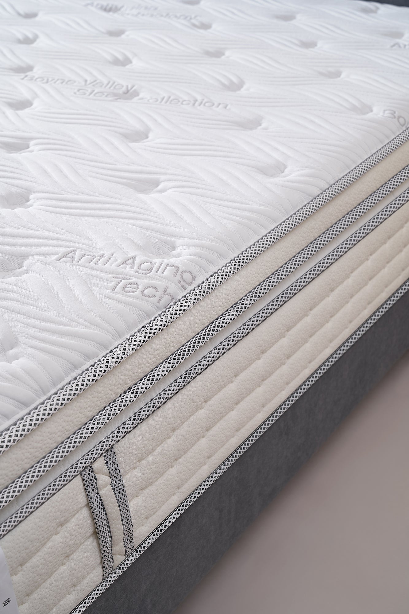Newgrange Divan Bed by Homelee